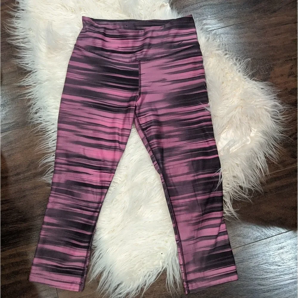 Nike ✔️ Capri's Pink and black patterned size S